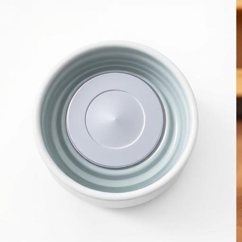 Splash-Free Floating Slow Water Feeder Bowl - Detail view